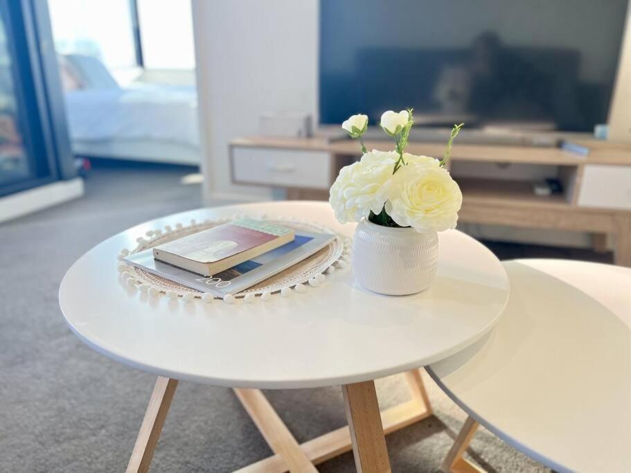 Stunning 2-Bed Apartment With Panoramic Cbd Views — Photos 1
