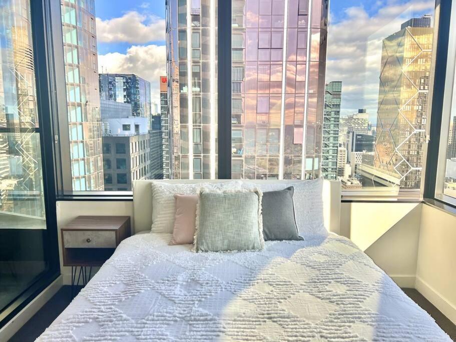 Stunning 2-Bed Apartment With Panoramic Cbd Views — Photos 2