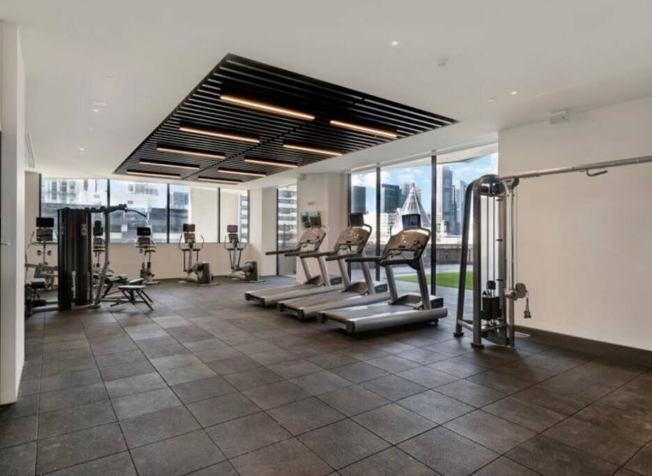 Stunning 2-Bed Apartment With Panoramic Cbd Views — Photos 3